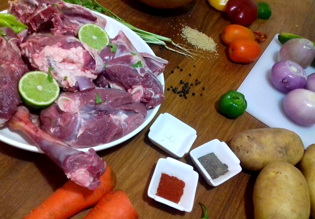 Ingrédients préparation méchoui agneau accompagné d'attiéké
